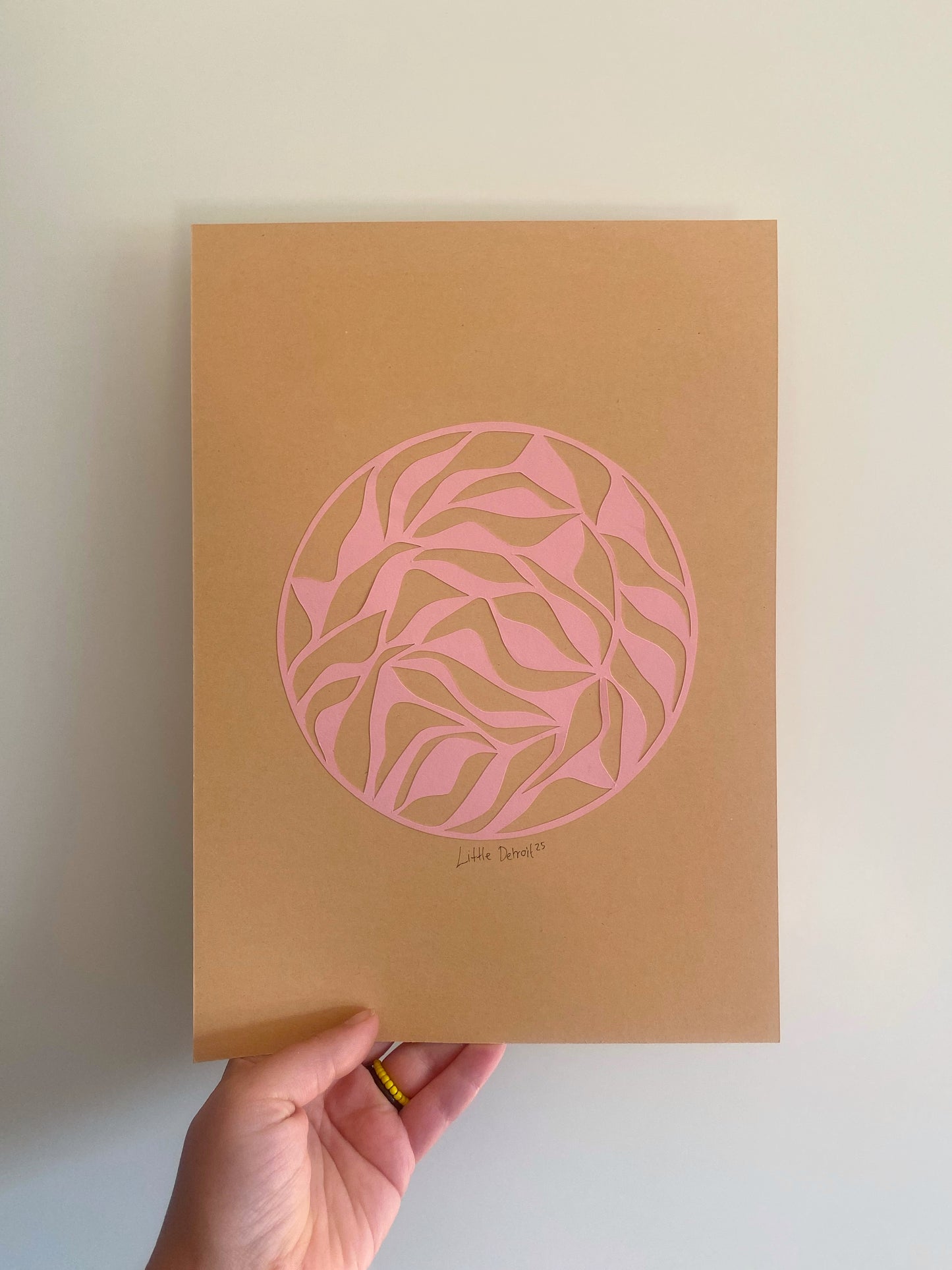 A4 papercut lyserød/varm beige