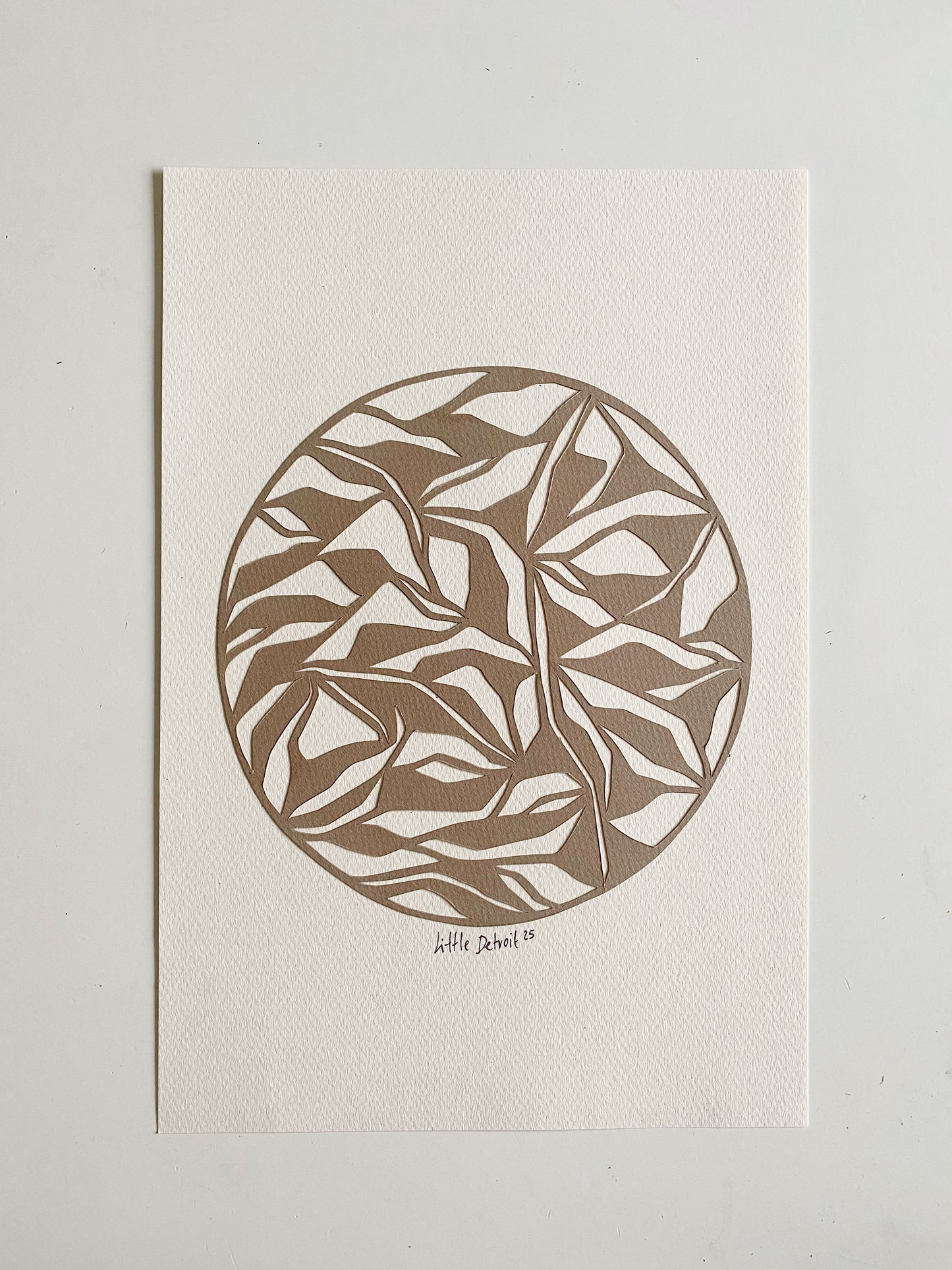 A4 støvet brun/creme papercut