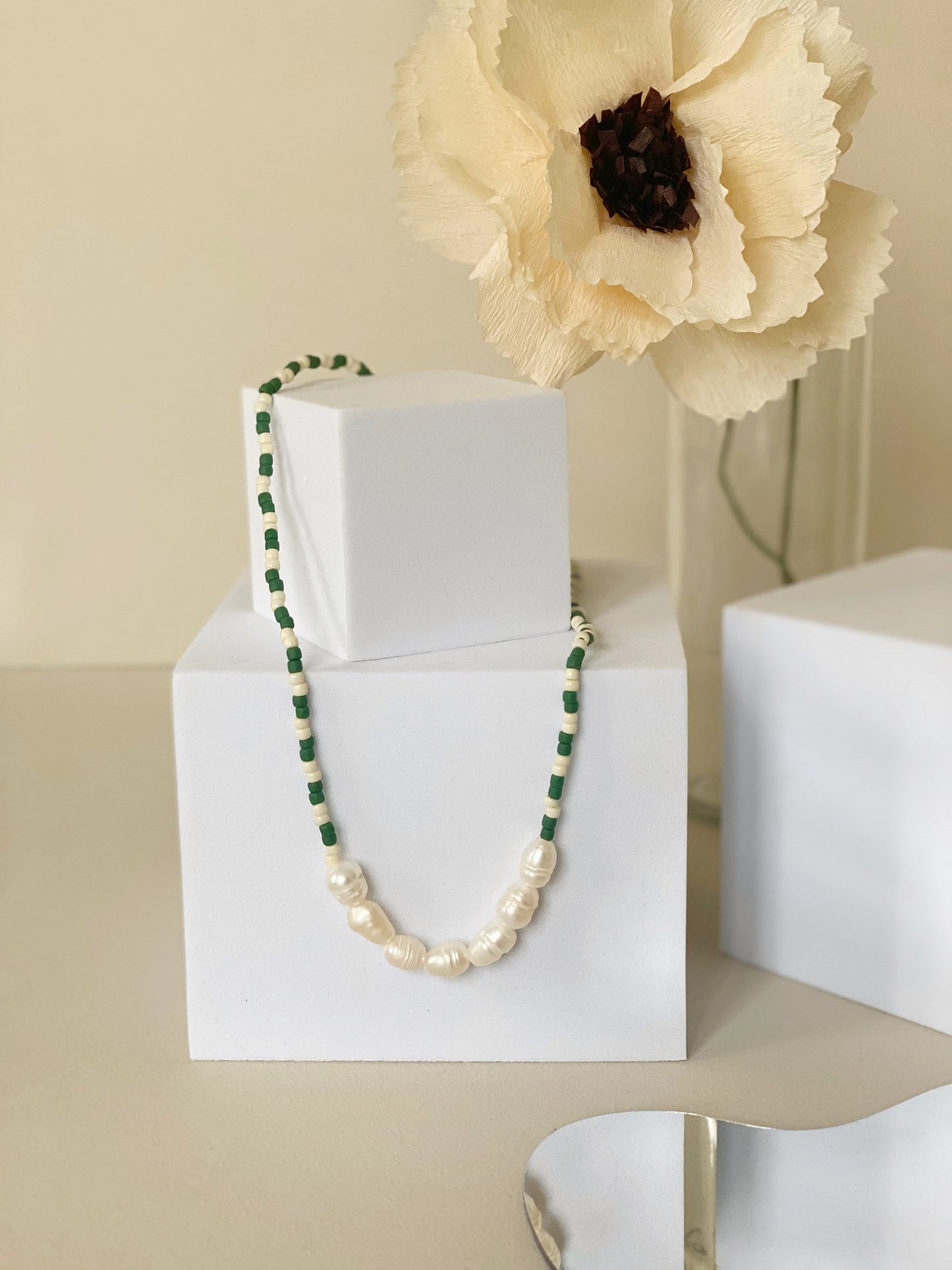 ‘Pearls & Stripes’ green/white halskæde