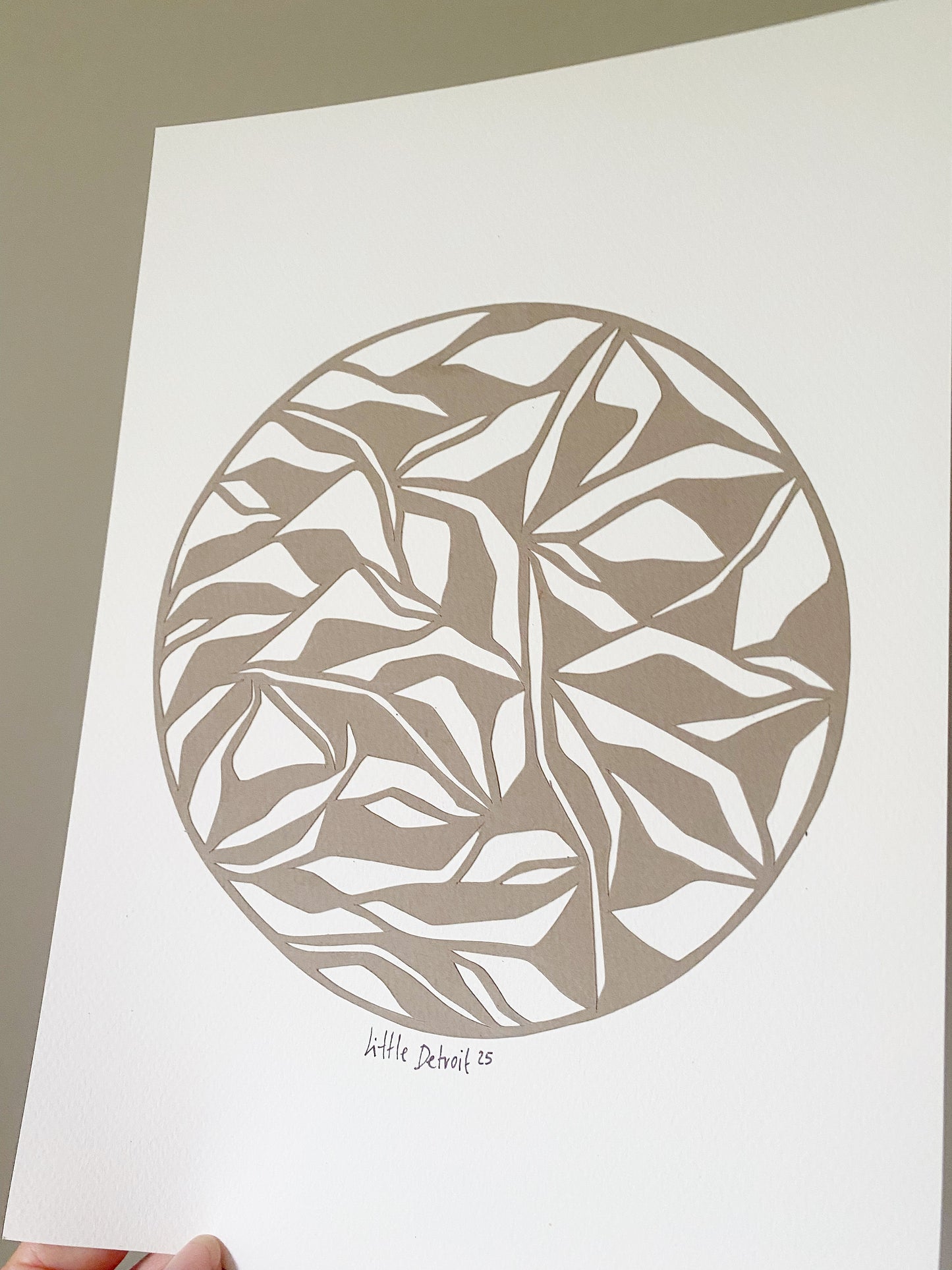 A4 støvet brun/creme papercut