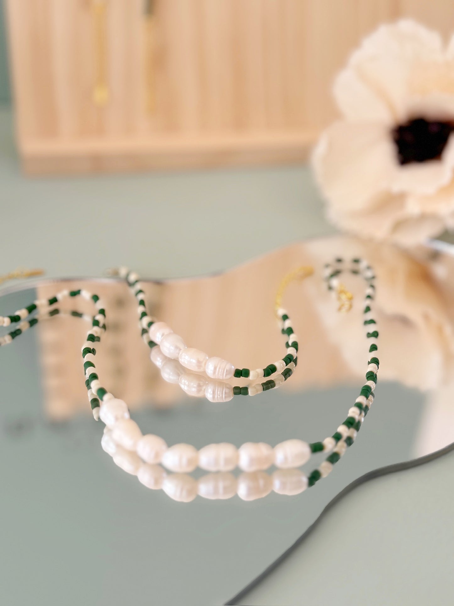 ‘Pearls & Stripes’ green/white halskæde
