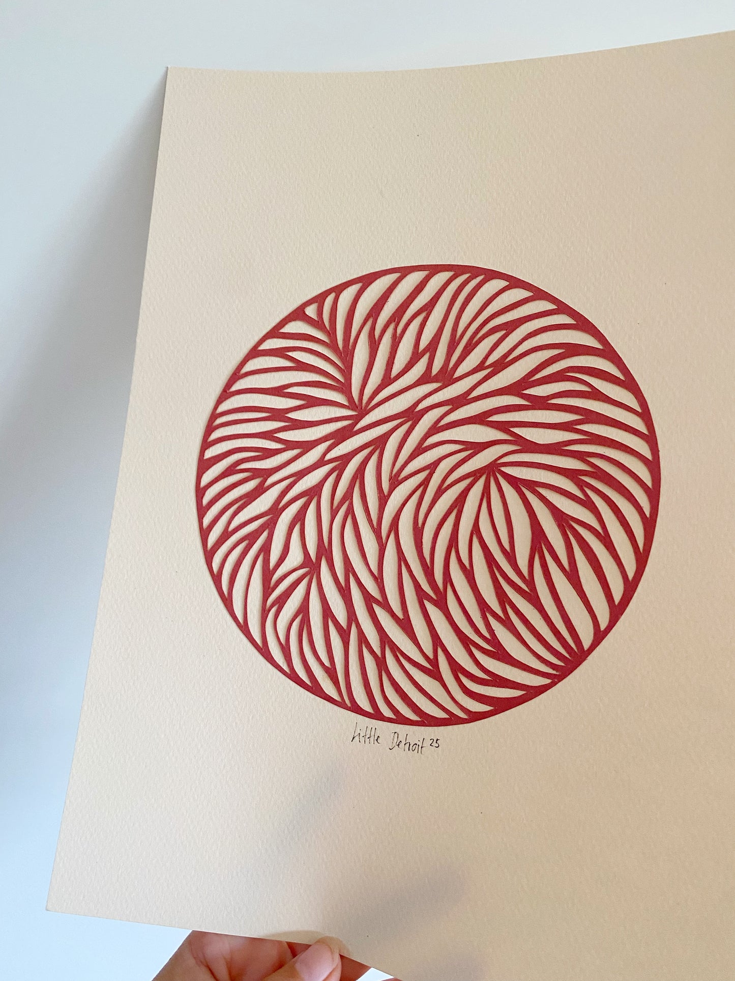 A4 papercut støvet rød/varm creme