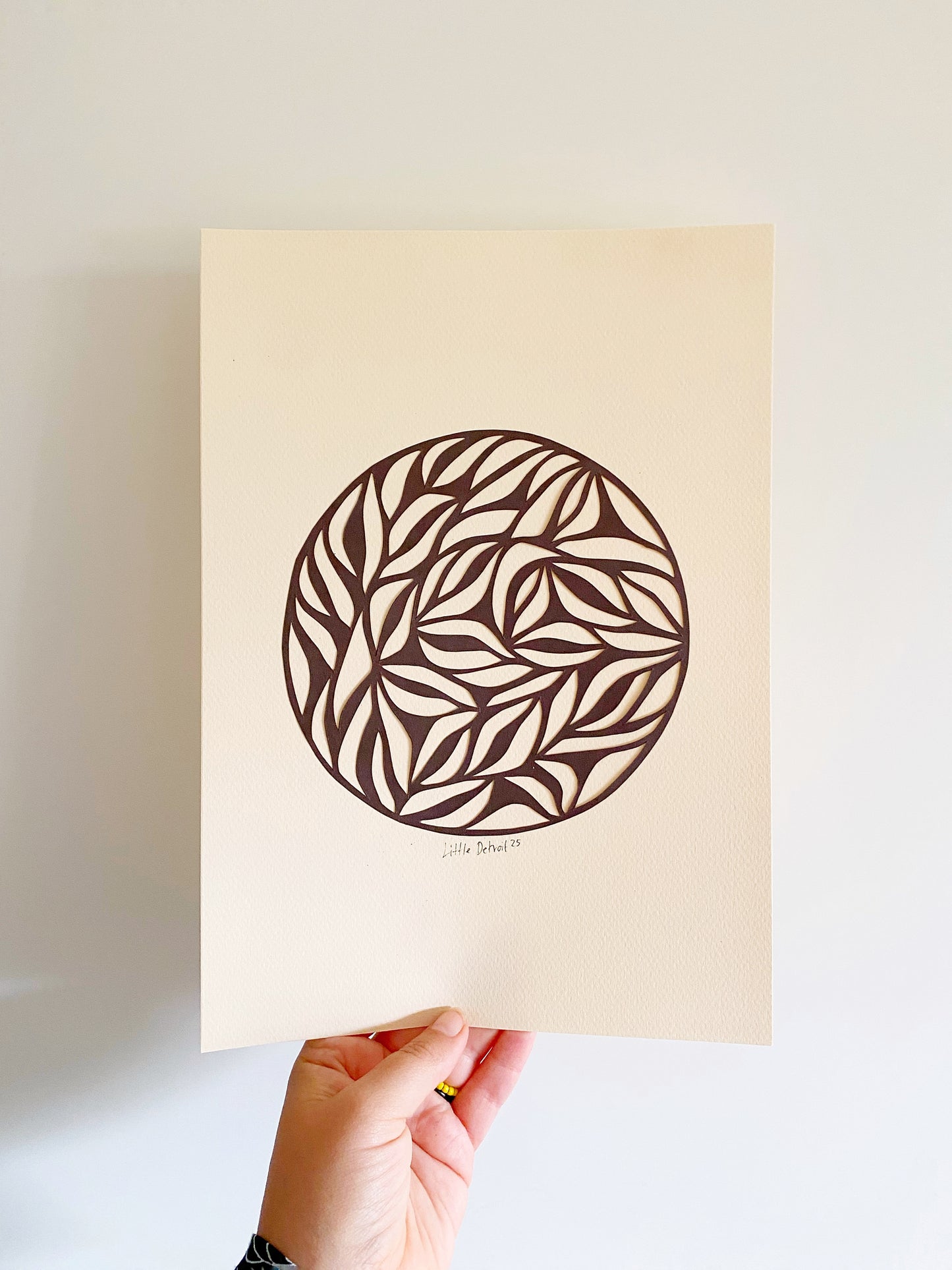 A4 papercut brunt/varm creme