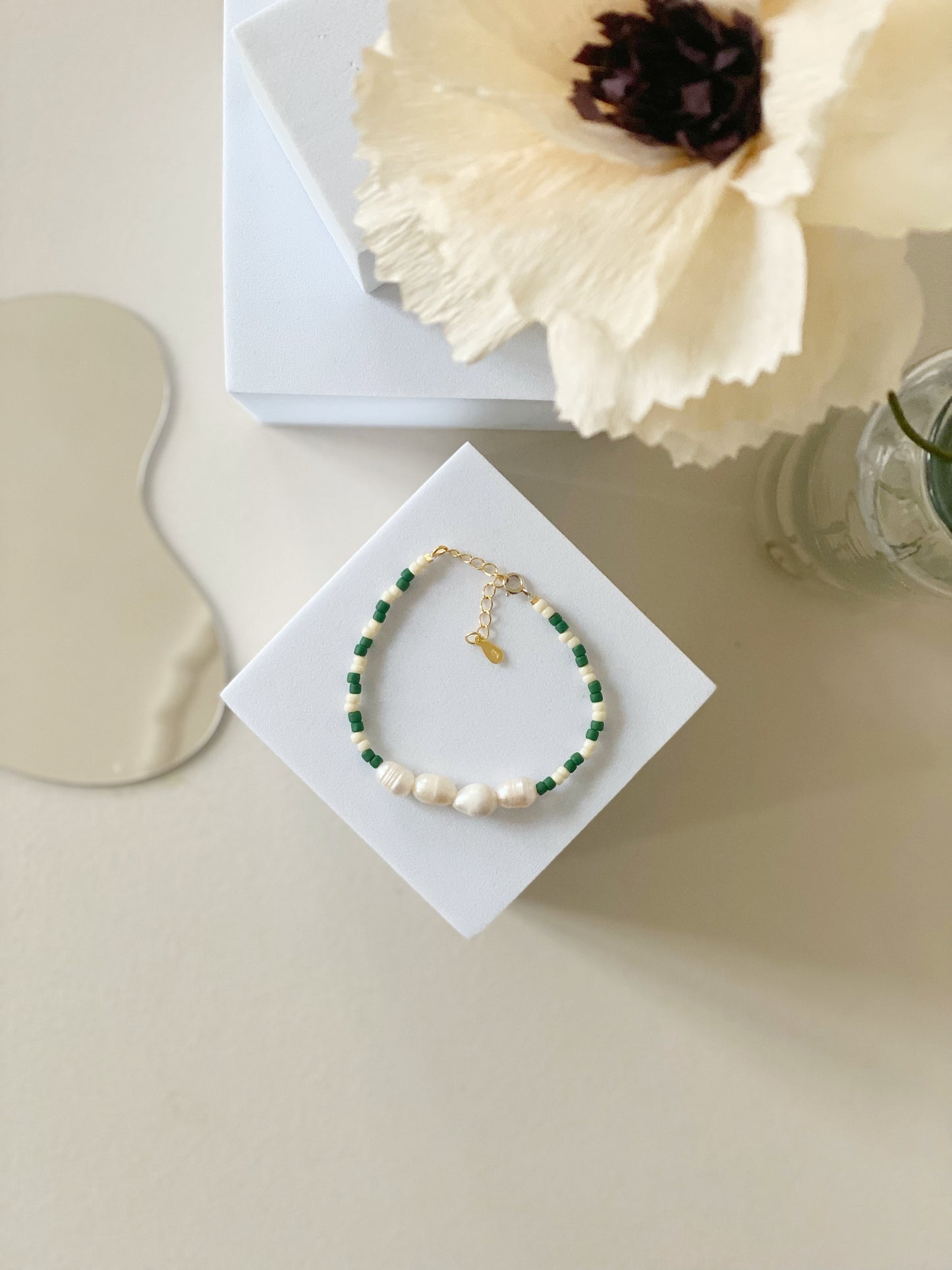 ‘Pearls & Stripes’ green/white armbånd