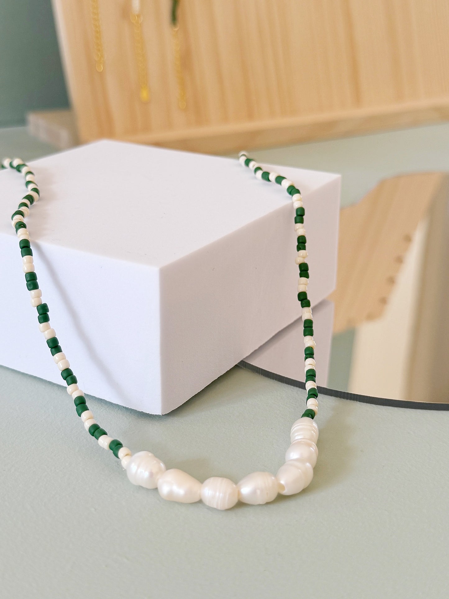 ‘Pearls & Stripes’ green/white halskæde