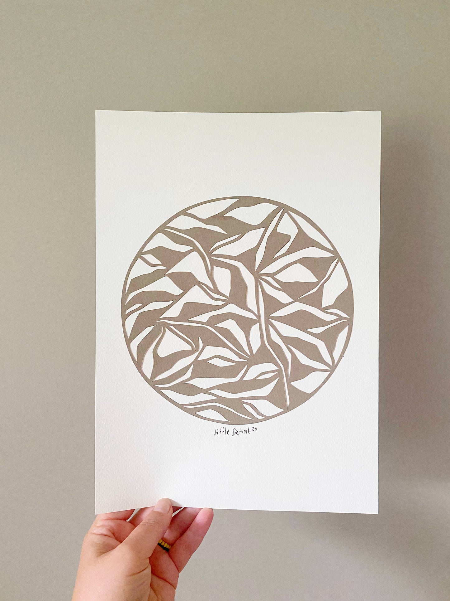 A4 støvet brun/creme papercut