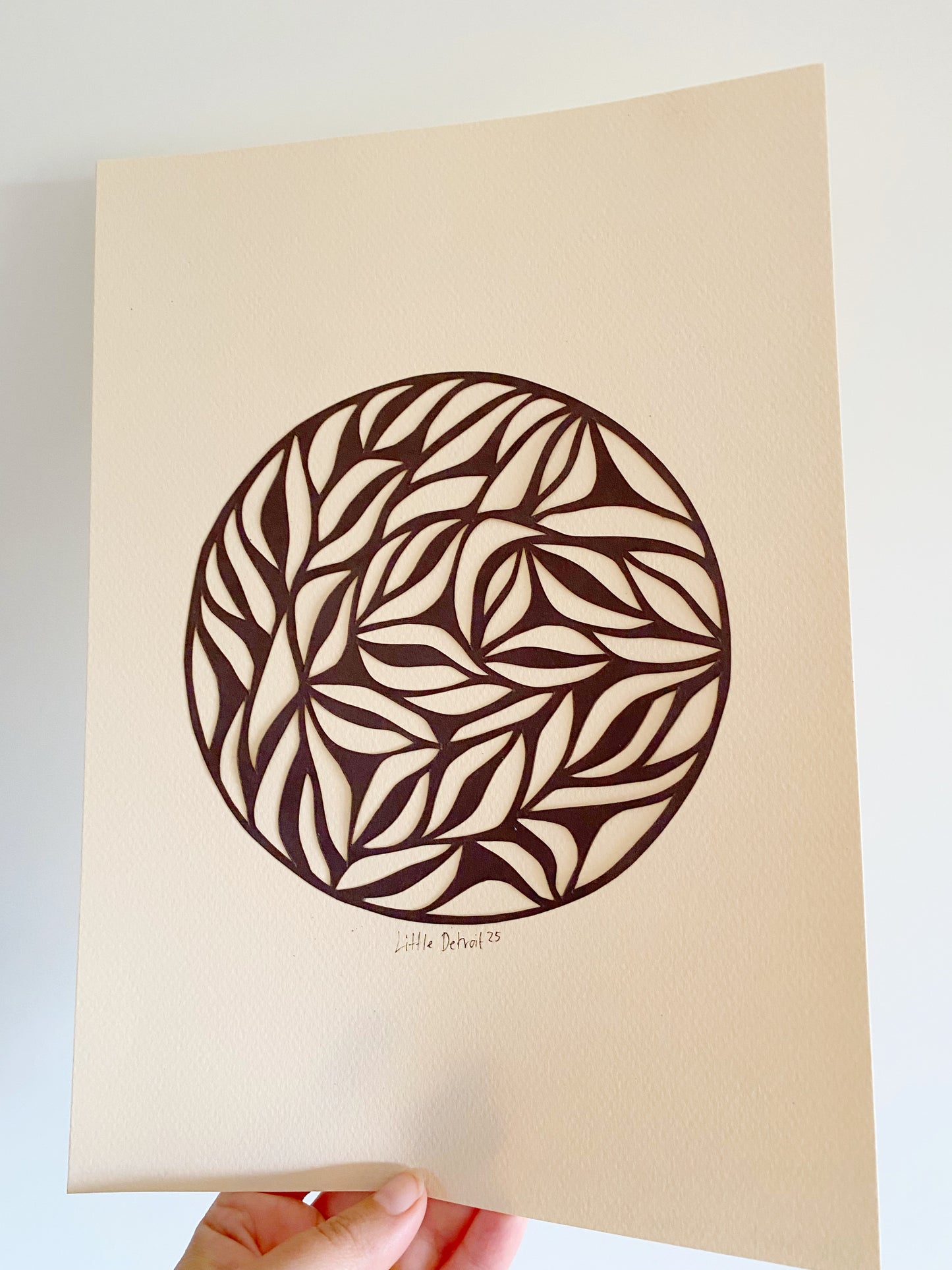 A4 papercut brunt/varm creme