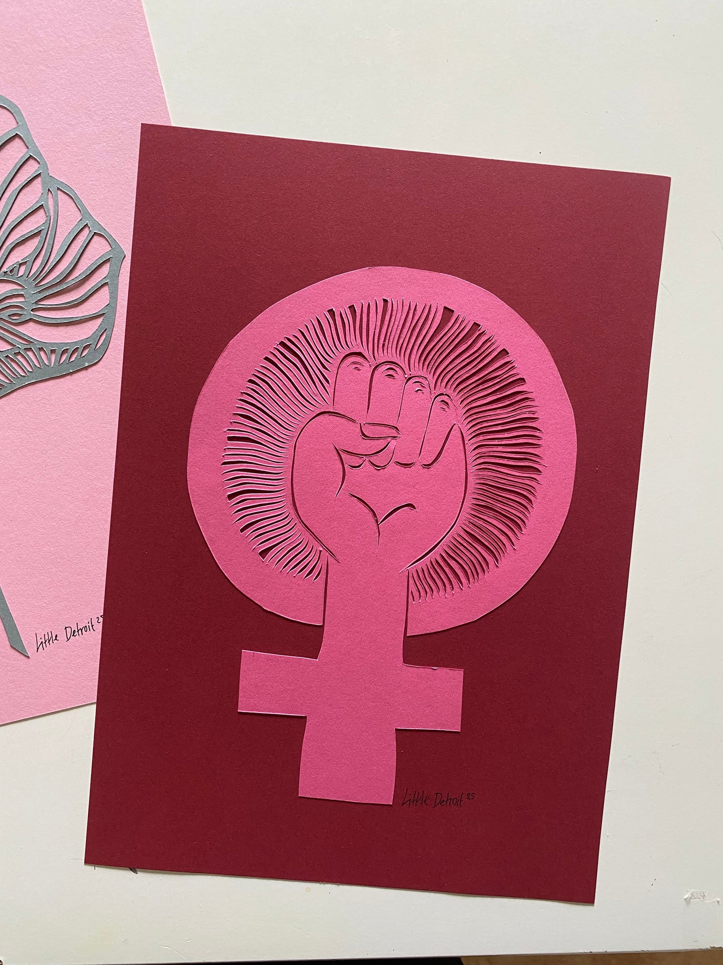 ‘Girl Power’ papercut Bordeaux/lyserød