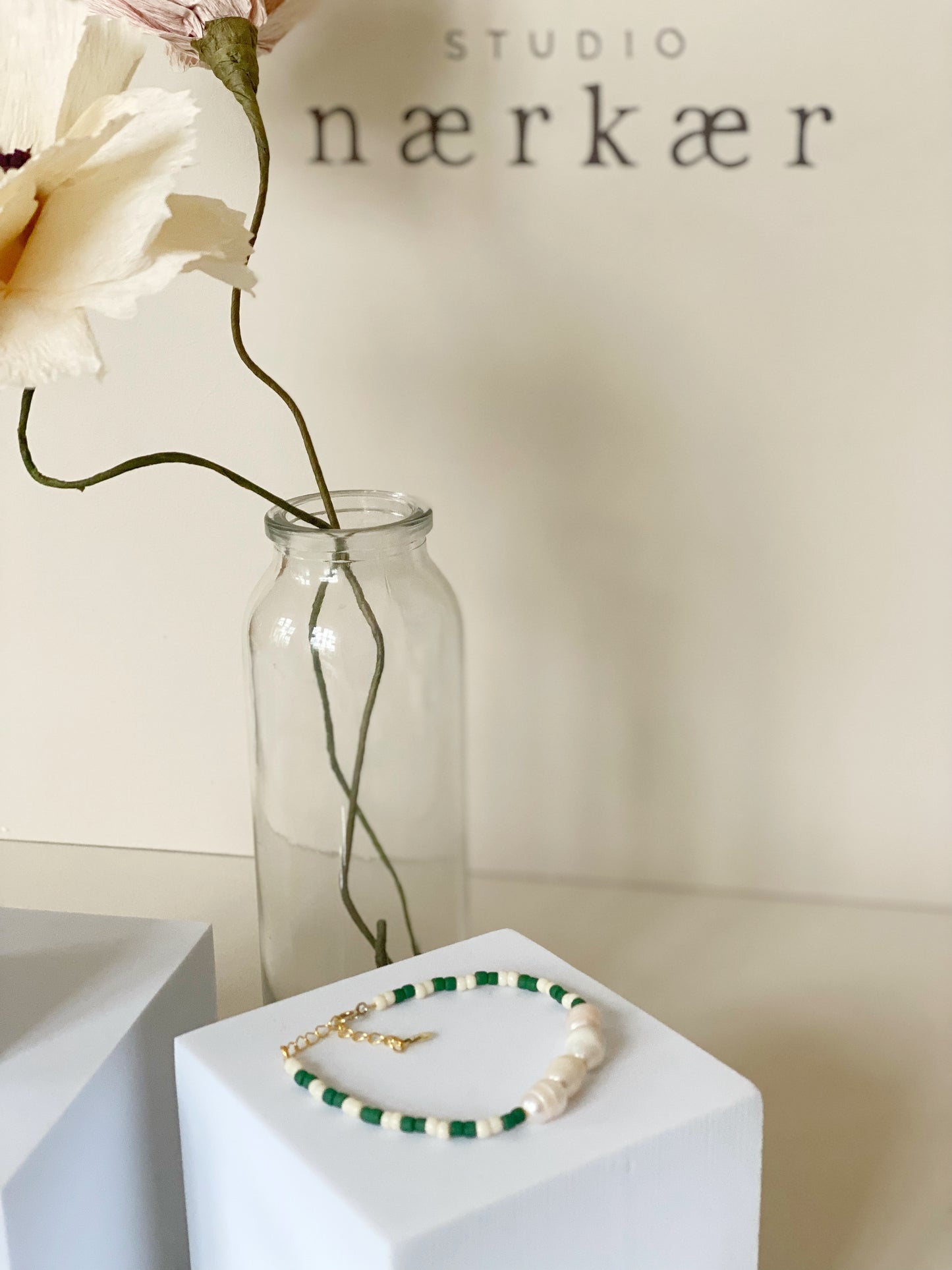 ‘Pearls & Stripes’ green/white armbånd