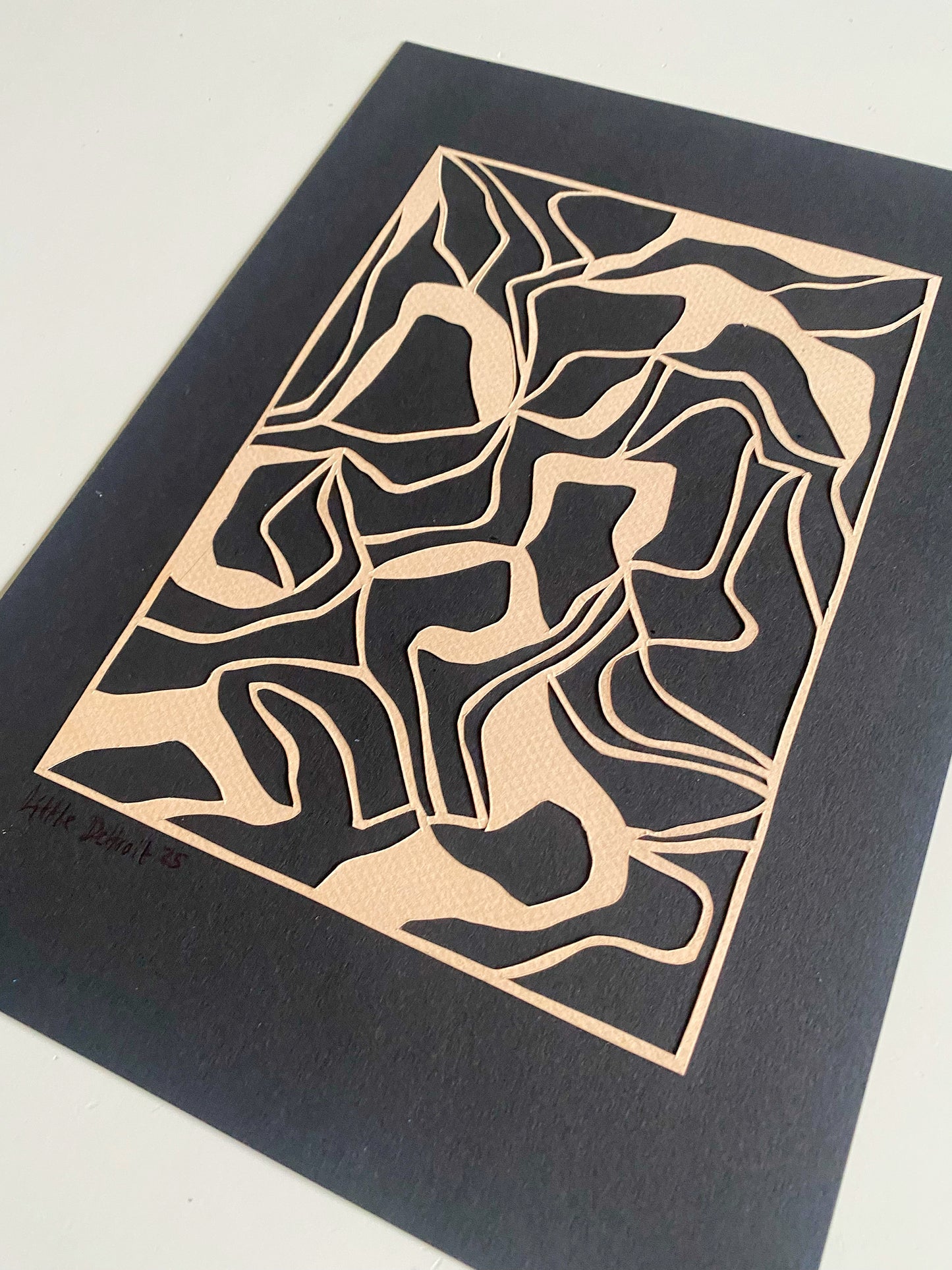 A4 Sort/beige papercut
