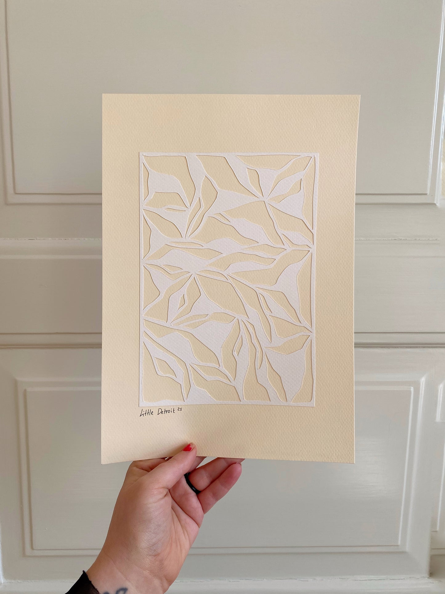 A4 papercut creme på varm creme