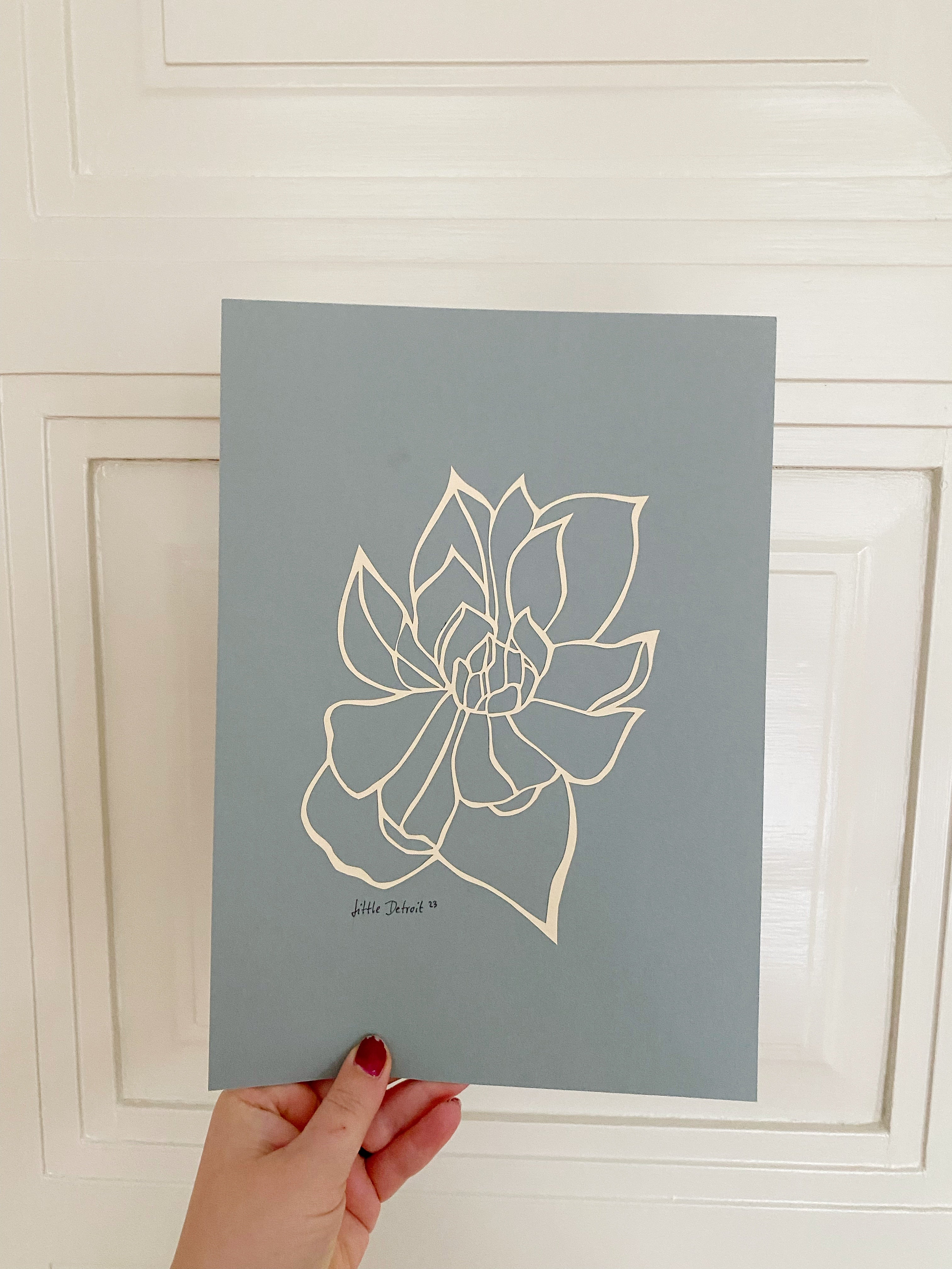 A4 papercut creme blomst/støvet blå/grå