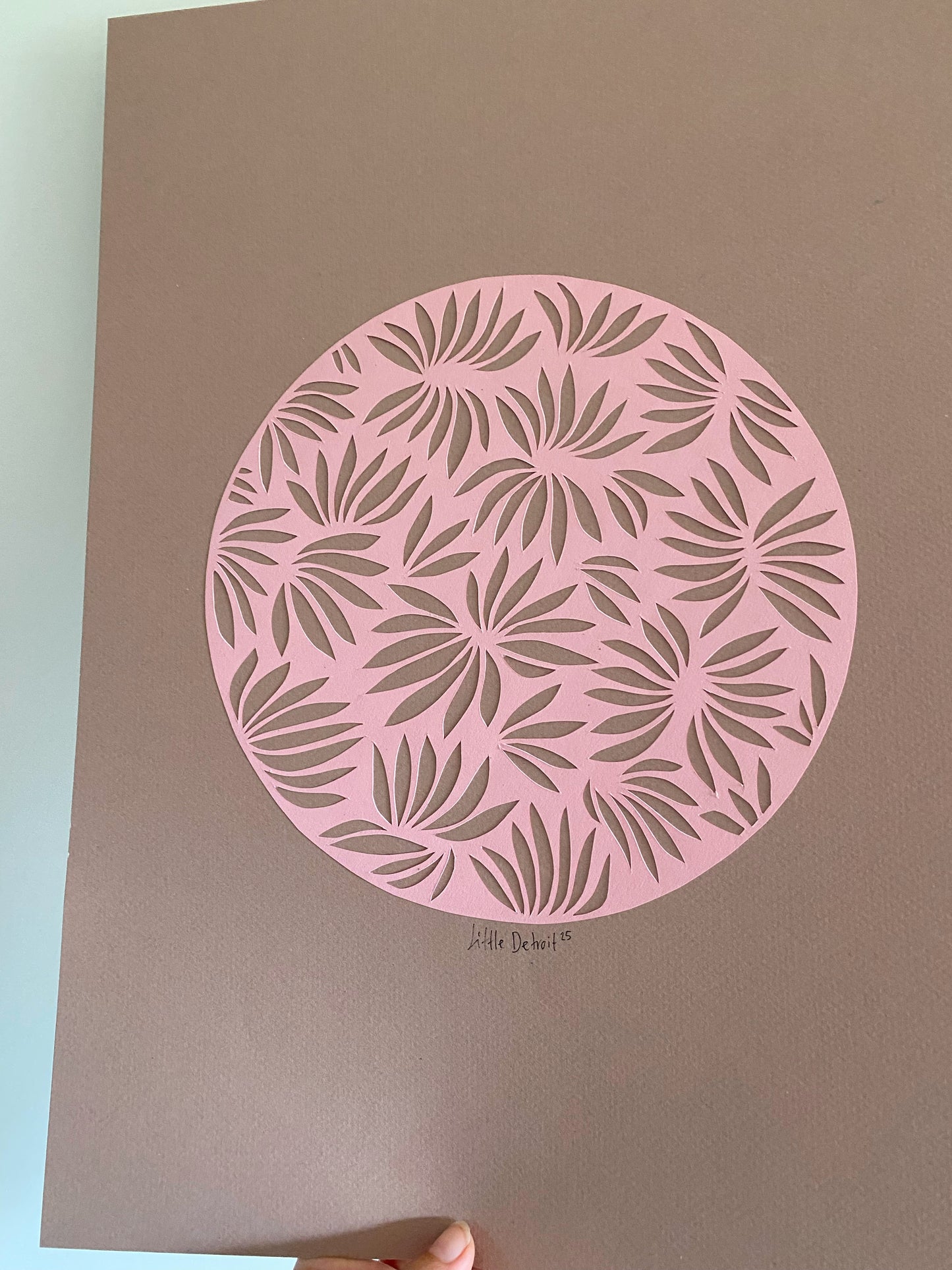 A3 papercut lyserød/støvet brun
