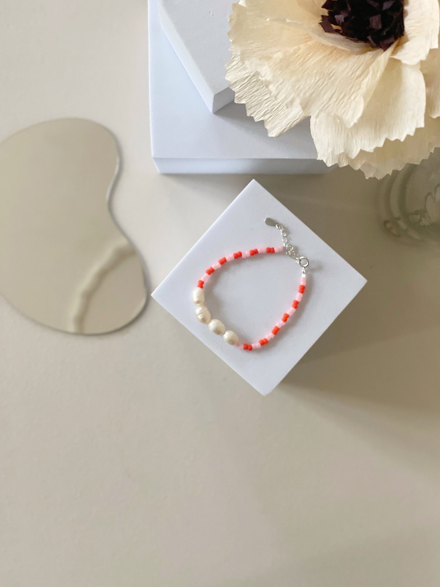 ‘Pearls & Stripes’ coral/pink armbånd