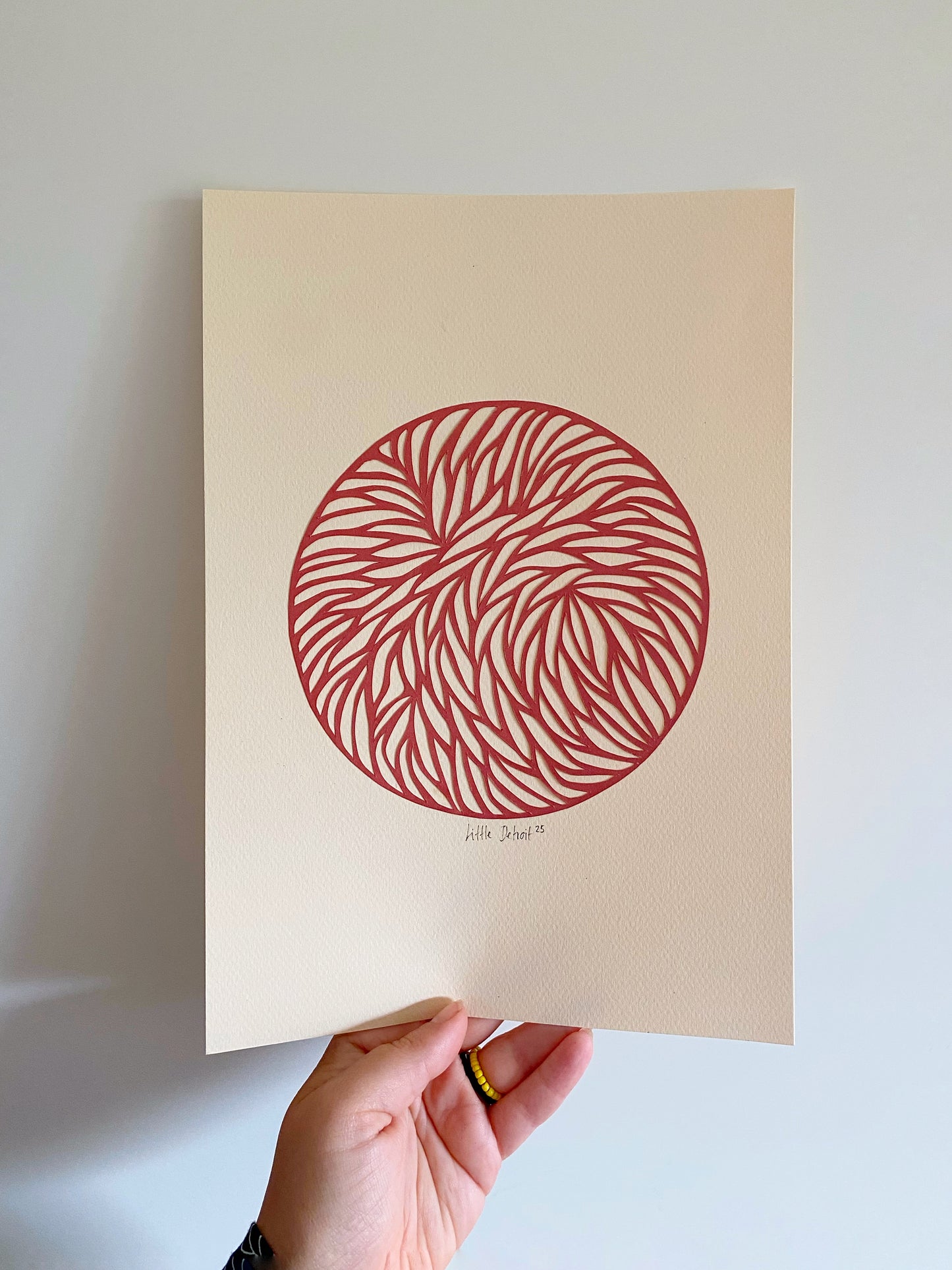 A4 papercut støvet rød/varm creme