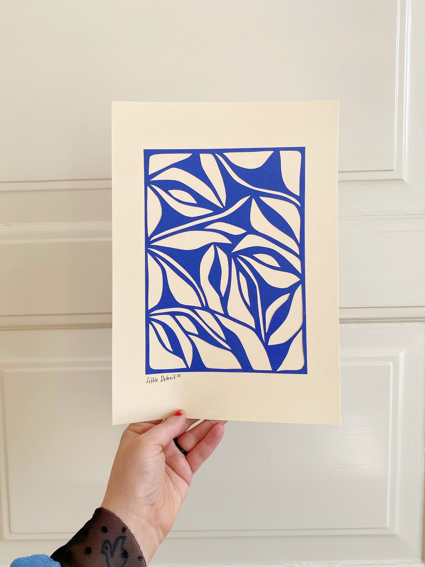 A4 papercut kongeblå/varm creme