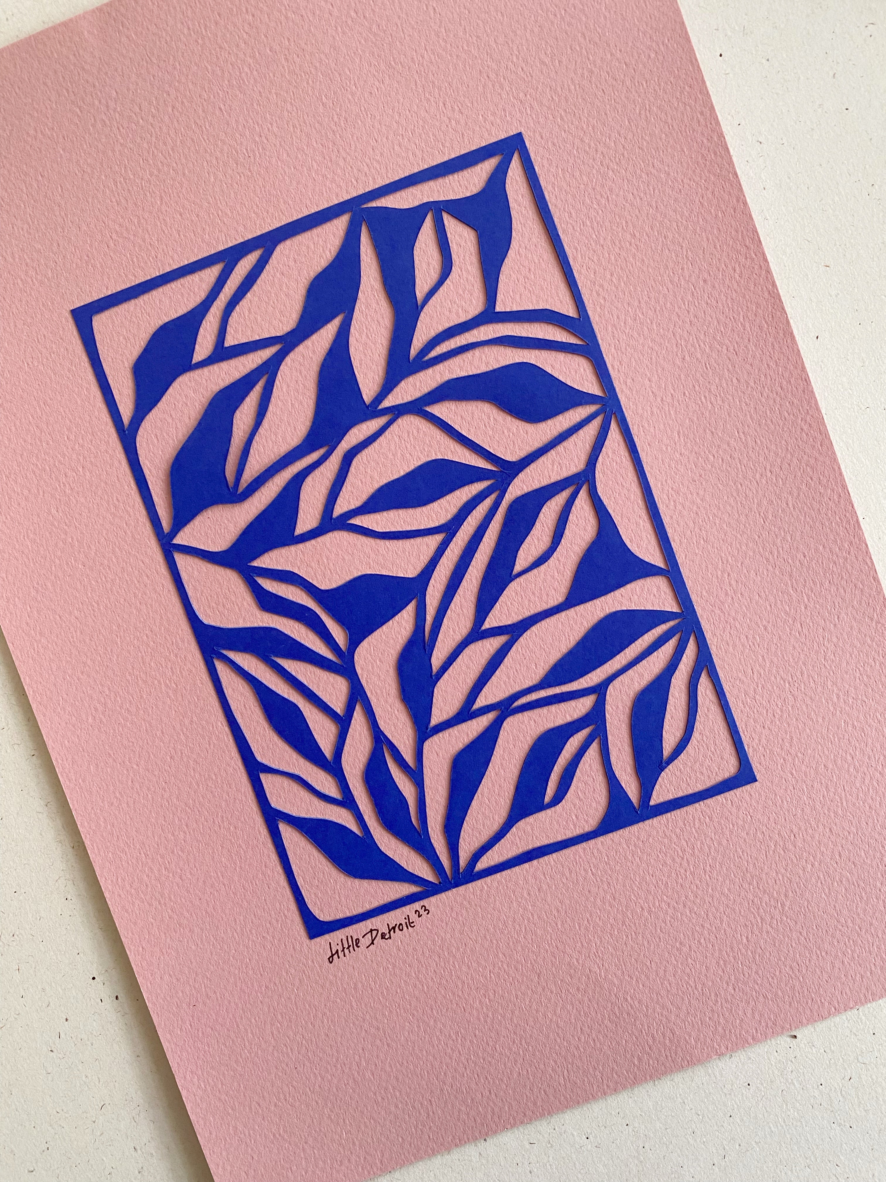 A4 papercut gammelrosa/kongeblå