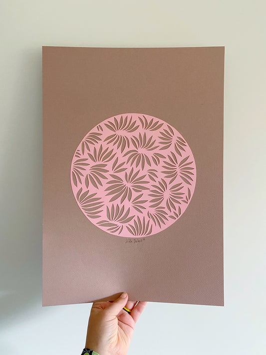 A3 papercut lyserød/støvet brun