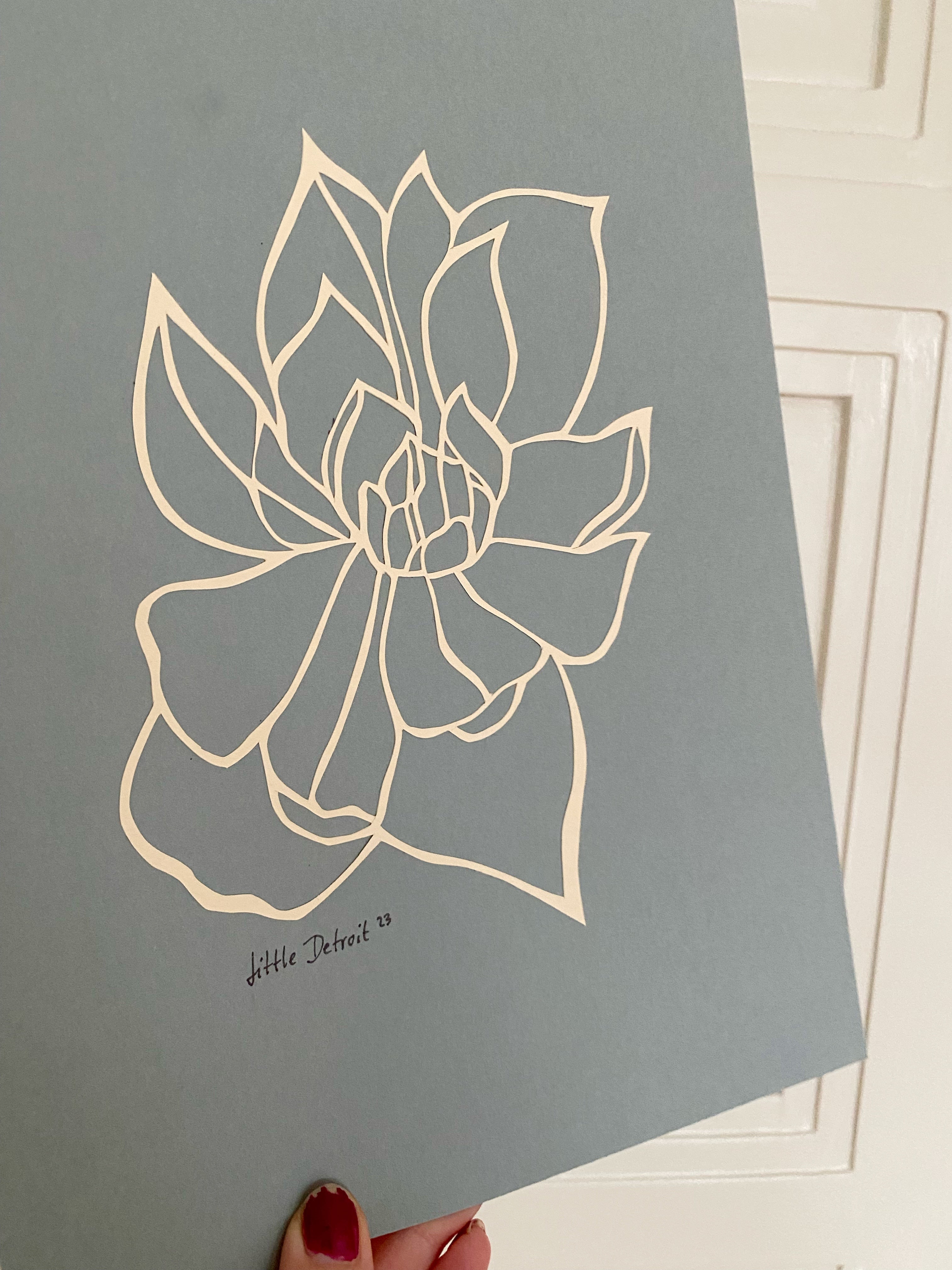 A4 papercut creme blomst/støvet blå/grå