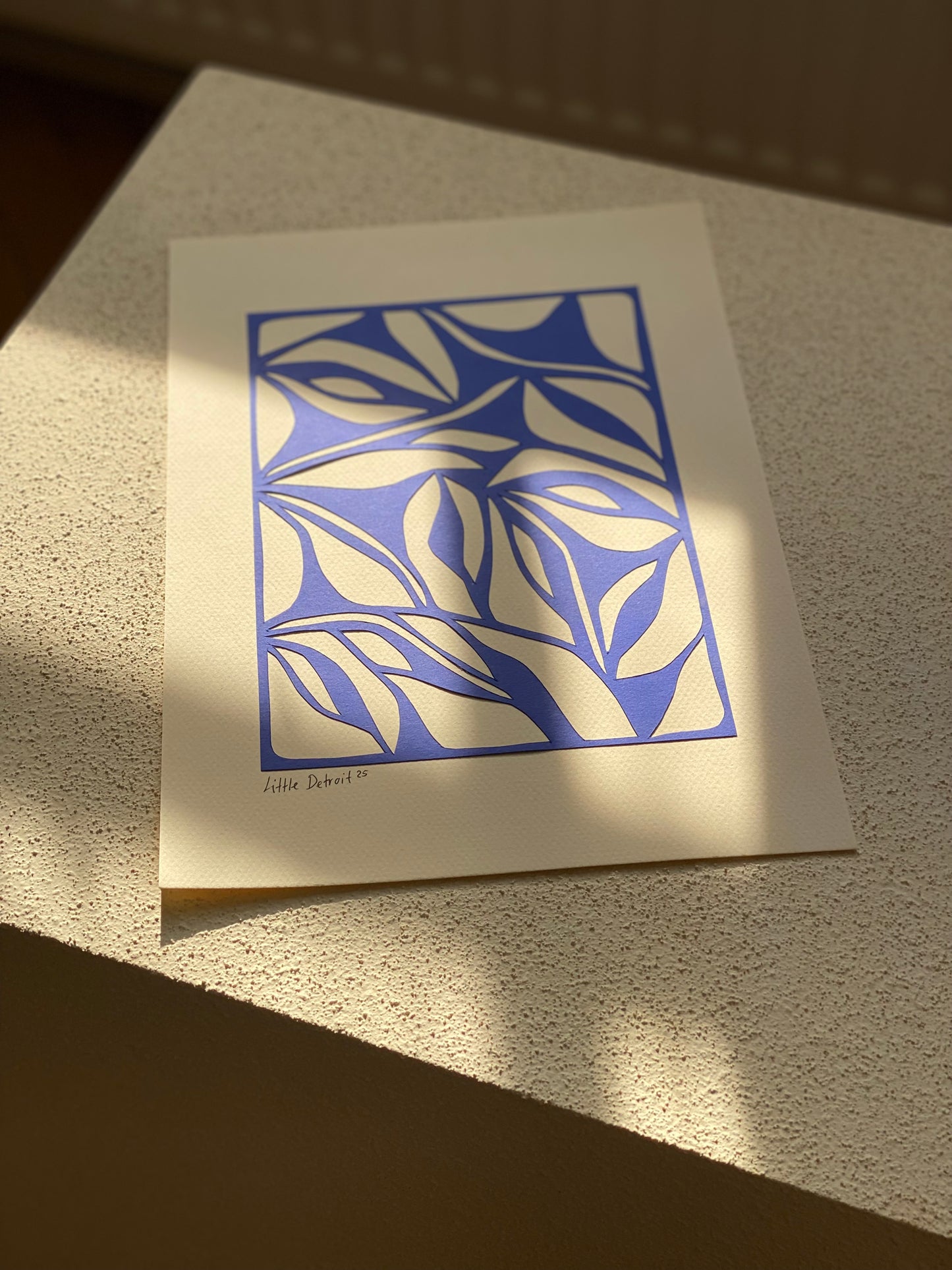 A4 papercut kongeblå/varm creme